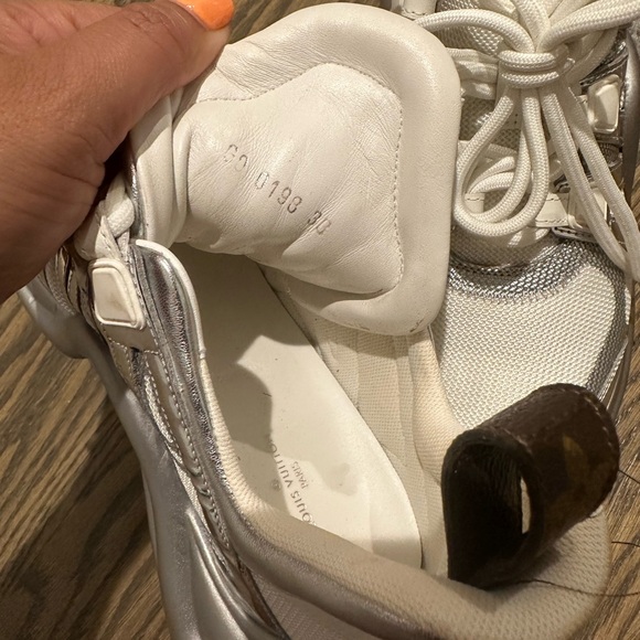 Louis Vuitton Arch Sneaker - Picture 9 of 11